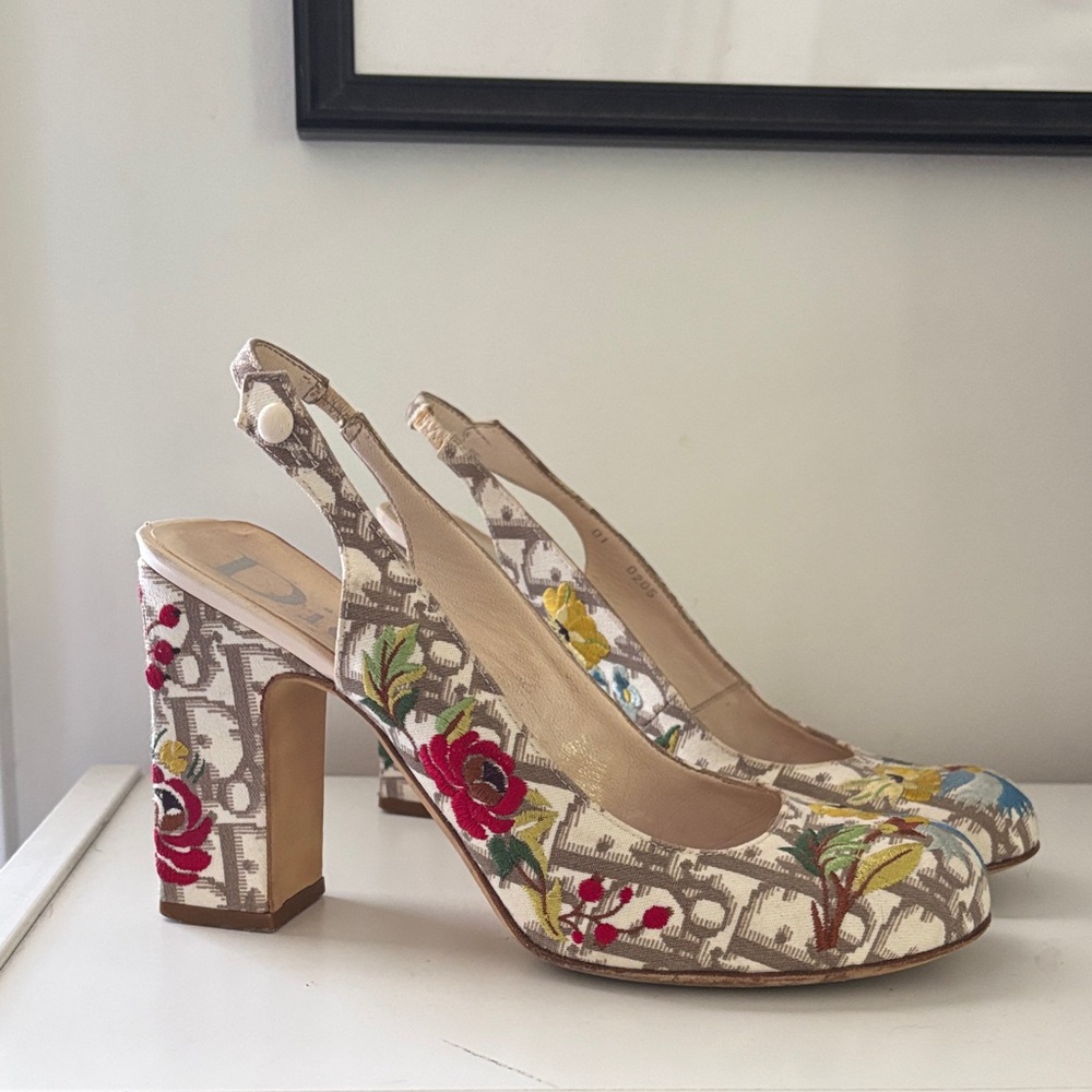 LIMITED EDITION VINTAGE DIOR APPLIQUÉ SLING BACKS.